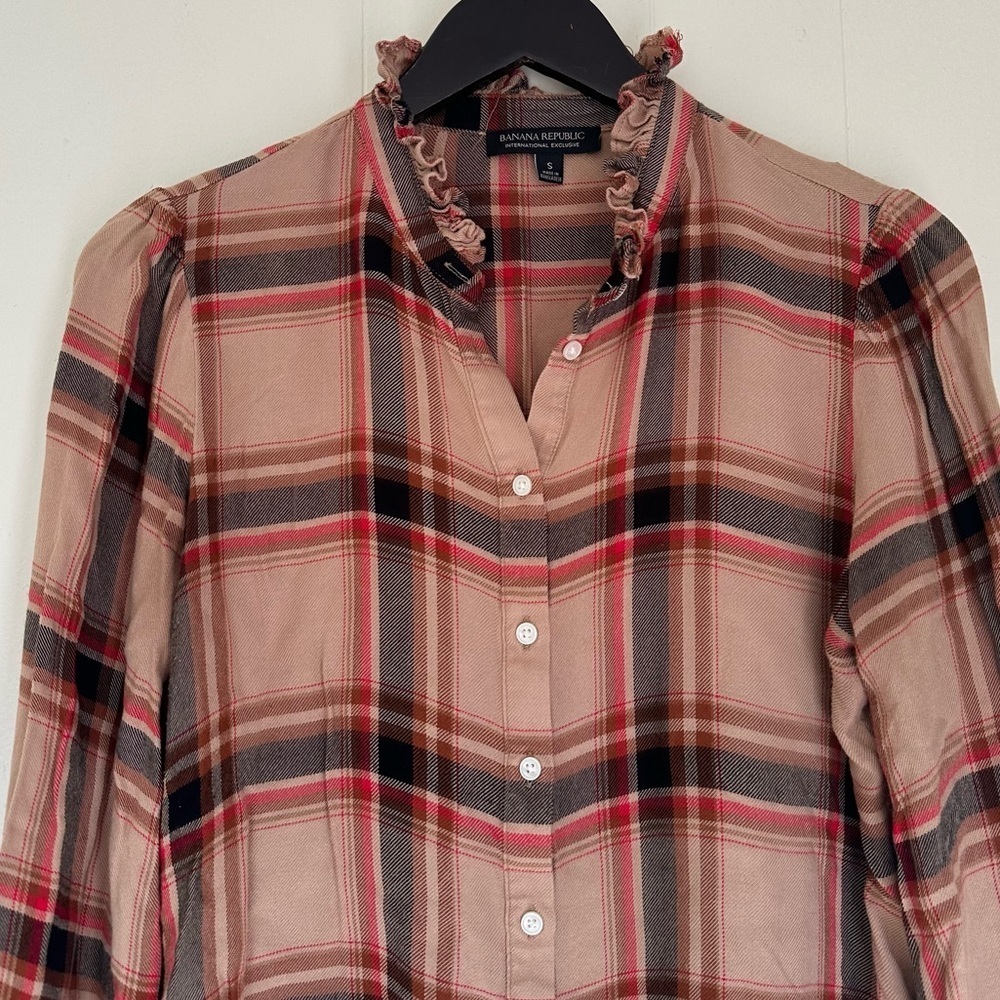 BANANA REPUBLIC Plaid Tan Black Red Button Down Ruffle Collar Small - Picture 3 of 7